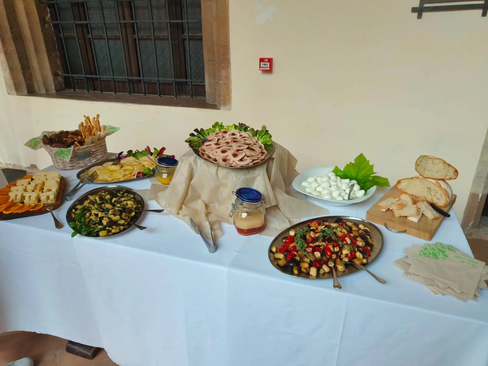Buffet completo con rollè, caciotta al tartufo, verdure di stagione e bocconcini