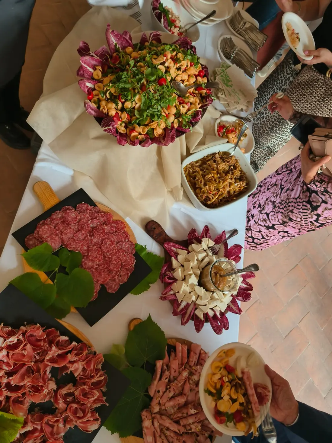 Insalate di pasta fresca e contorni serviti in accompagnamento al buffet
