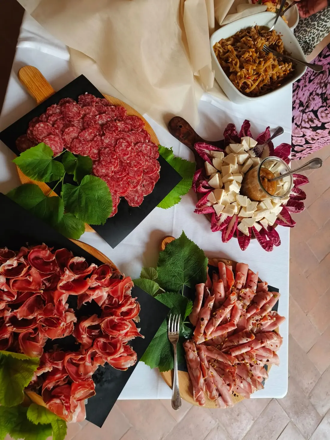 Taglieri di salumi umbri: salame, capocollo, mortadella e pecorino con composta