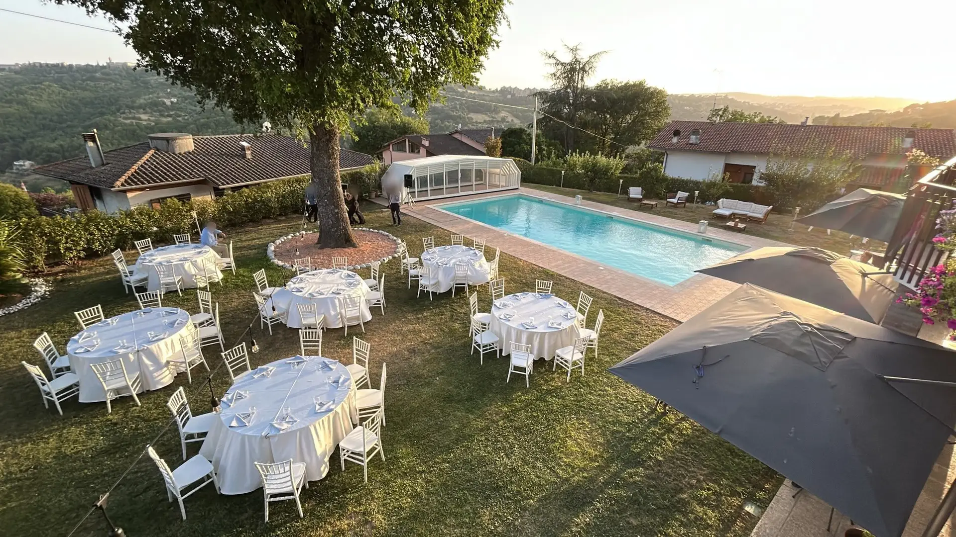 Allestimento catering per un ricevimento in villa con vista sulle colline umbre